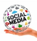 12413569-mano-que-sostiene-un-signo-social-media-esfera-3d-sobre-fondo-blanco