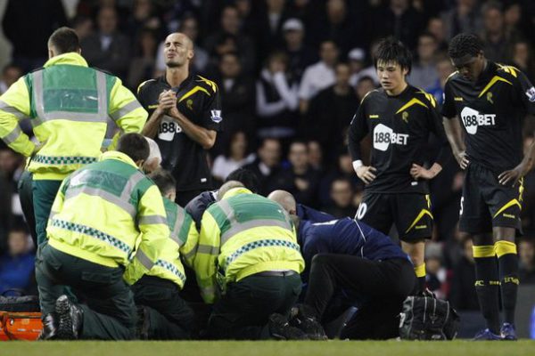 Bolton's Fabrice Muamba receives medical attention after he collapsedat White Hart Lane-1489550