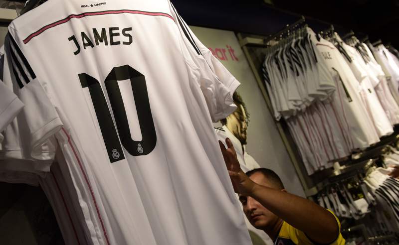 Adidas revela que el número de camisetas vendidas de James es falso