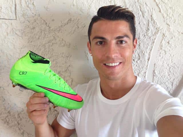 Cristiano Ronaldo posa con sus botas Nike / Agencias