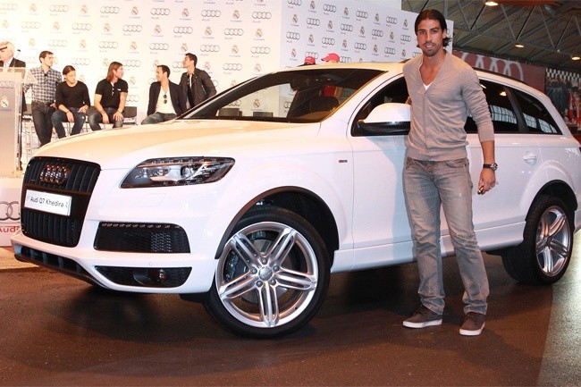 Sami Khedira con uno de los coches entregados por Audi / Agencias