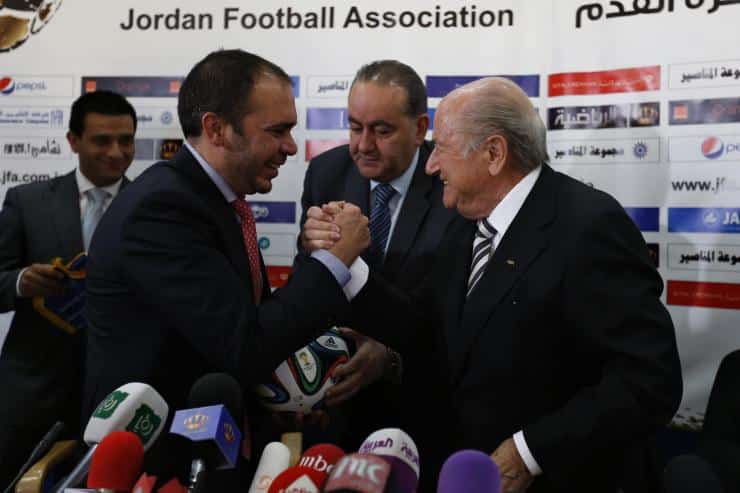 Al Hussein y Joseph Blatter en una Conferencia de FIFA