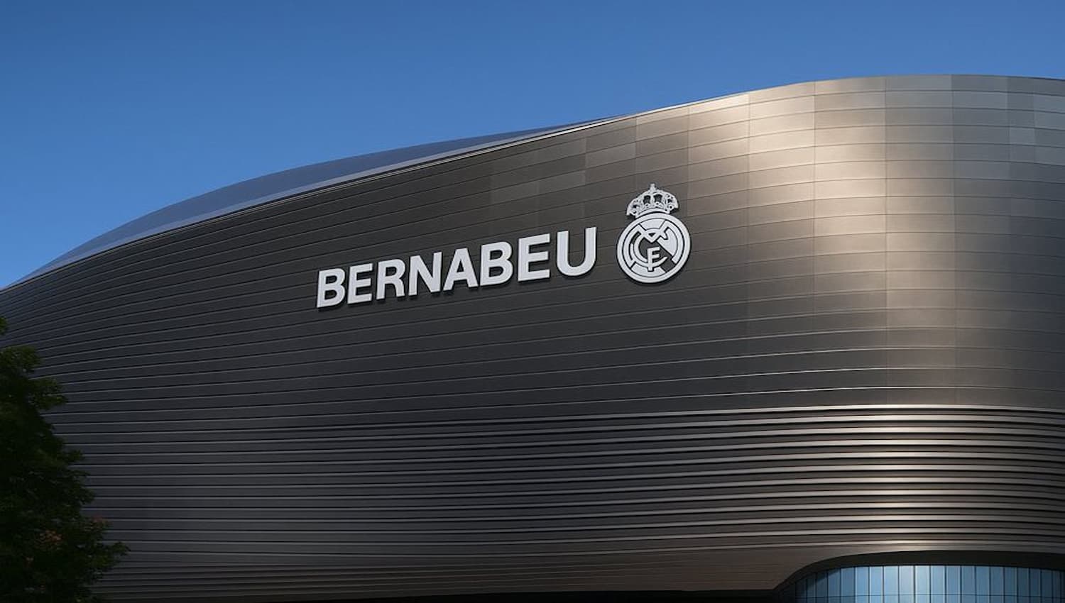 Vista exterior nocturna del nuevo Estadio Santiago Bernabéu iluminado, el motor económico del Real Madrid con ingresos récord.