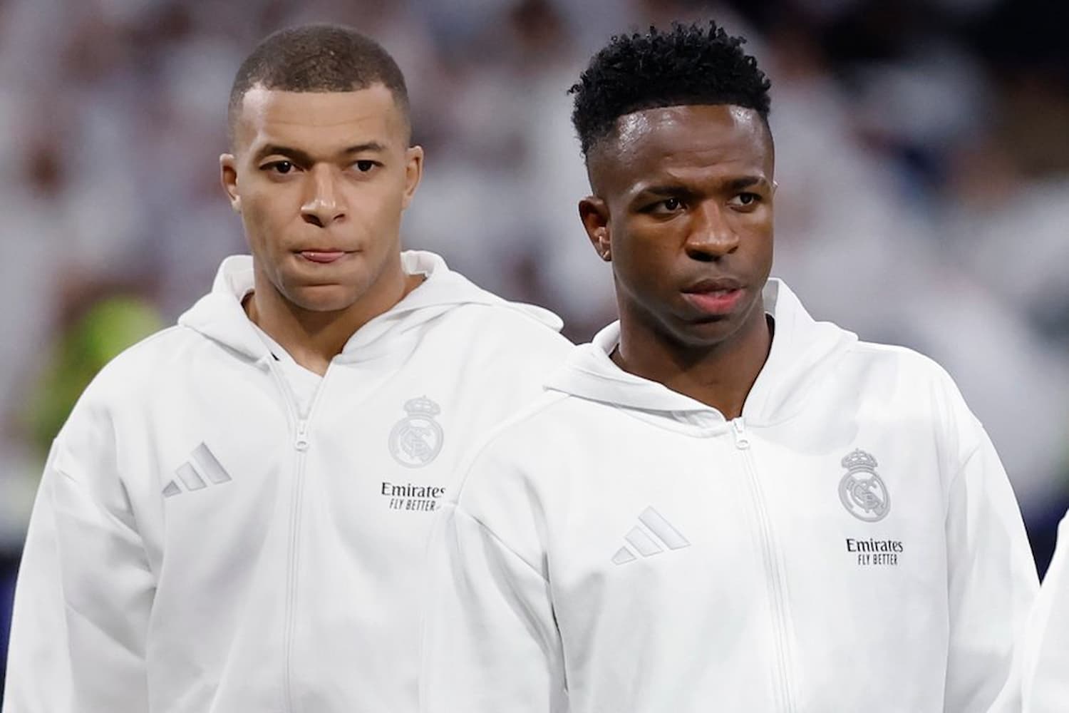 Infografía de los salarios de la plantilla del Real Madrid en 2026 con los rostros de Mbappé, Vinicius Jr y David Alaba destacando sus ingresos mensuales brutos.