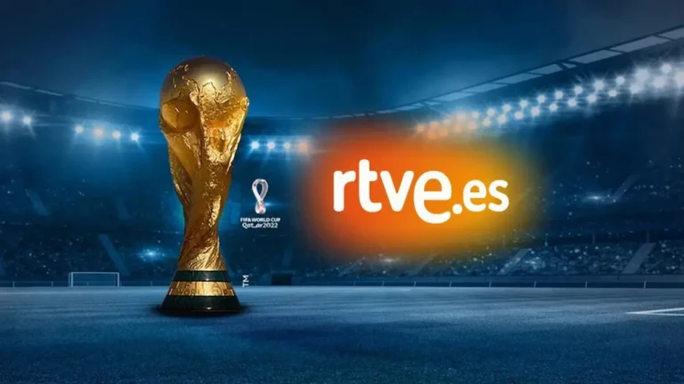 Logotipos de RTVE, Atresmedia y Mediaset en el contexto del conflicto por la explotación publicitaria del Mundial de Fútbol 2026 que ha llevado a UTECA a amenazar con una demanda por competencia desleal contra la televisión pública española