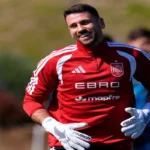 Unai Simón y Álex Remiro, porteros del Athletic Club y la Real Sociedad respectivamente, cuya comparativa salarial en 2025-26 muestra una diferencia de 4,16 millones de euros brutos anuales entre ambos guardametas
