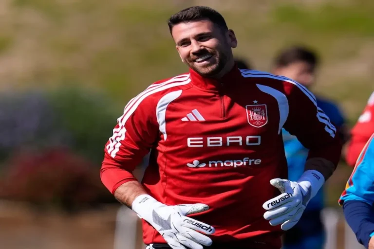 Unai Simón y Álex Remiro, porteros del Athletic Club y la Real Sociedad respectivamente, cuya comparativa salarial en 2025-26 muestra una diferencia de 4,16 millones de euros brutos anuales entre ambos guardametas