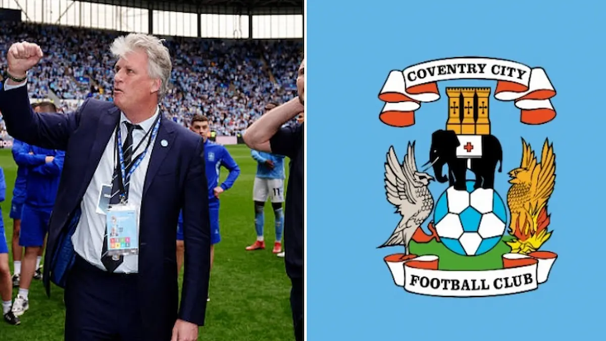 ficionados del Coventry City en el Coventry Society Building Arena en referencia a la promesa cumplida del presidente Doug King de dar un año gratis de Premier League a los 5.000 abonados que apoyaron al club desde 2023