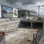 Obras del aparcamiento del Bernabéu paralizadas por orden judicial con un cartel que indica la paralización y el estadio Santiago Bernabéu al fondo en una imagen que ilustra la sentencia 62/2026 del TSJ de Madrid