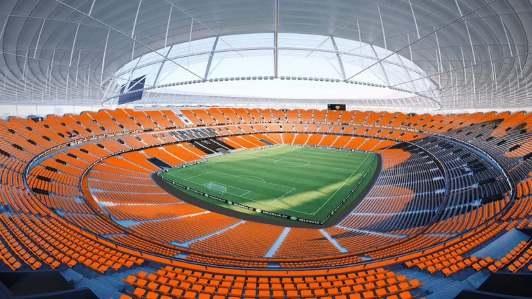 Render interior del Nou Mestalla del Valencia CF con las gradas naranjas en forma de bowl y la cubierta acristalada sobre el campo