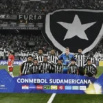 Plantilla del Botafogo de Futebol e Regatas posando antes de un partido de la CONMEBOL Sudamericana en el estadio Nilton Santos de Río de Janeiro, club que atraviesa una grave crisis financiera con 540 millones de dólares de deuda en 2026