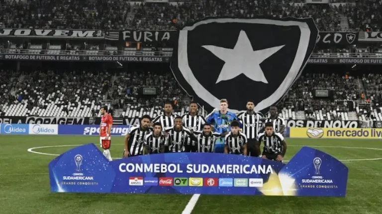 Plantilla del Botafogo de Futebol e Regatas posando antes de un partido de la CONMEBOL Sudamericana en el estadio Nilton Santos de Río de Janeiro, club que atraviesa una grave crisis financiera con 540 millones de dólares de deuda en 2026