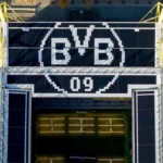 Vista aérea del Westfalenstadion del Borussia Dortmund con el escudo del club visible en el techo de la instalación