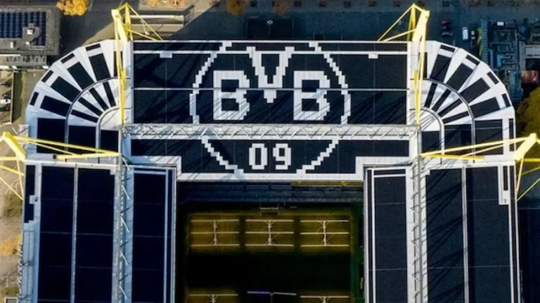 Vista aérea del Westfalenstadion del Borussia Dortmund con el escudo del club visible en el techo de la instalación