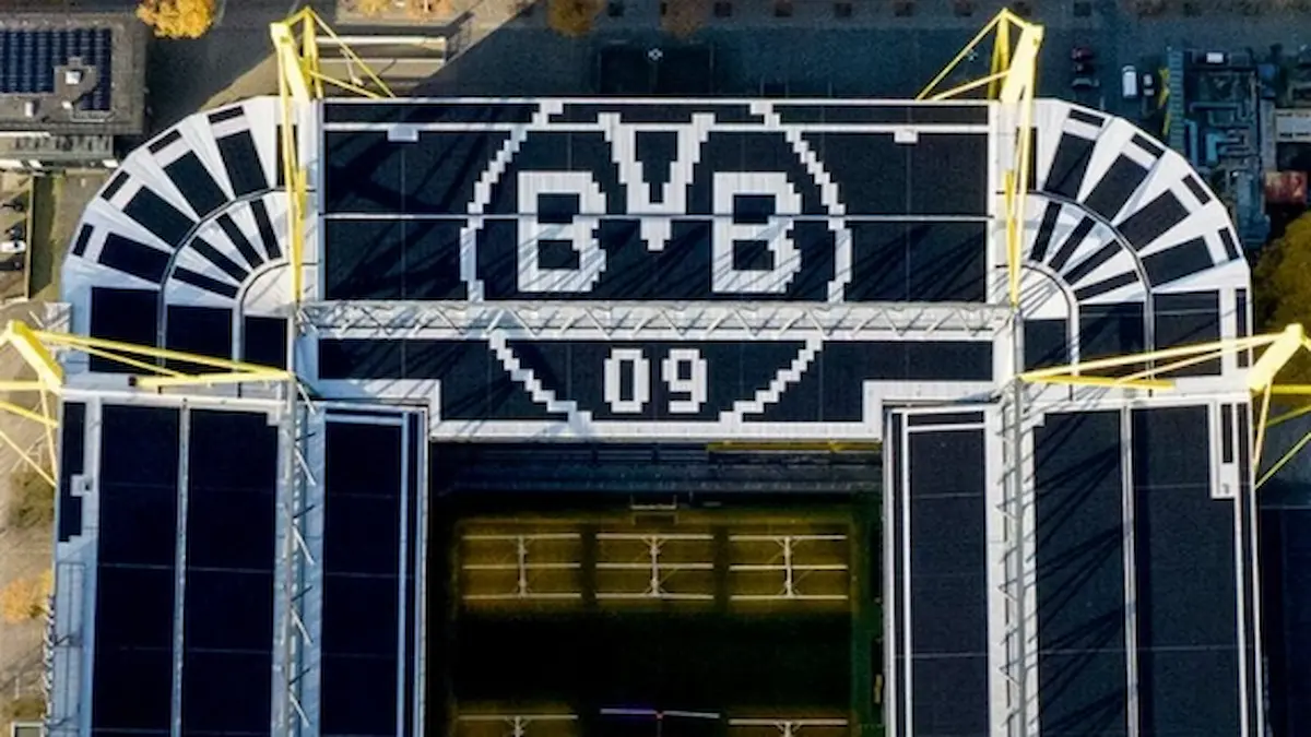 Vista aérea del Westfalenstadion del Borussia Dortmund con el escudo del club visible en el techo de la instalación