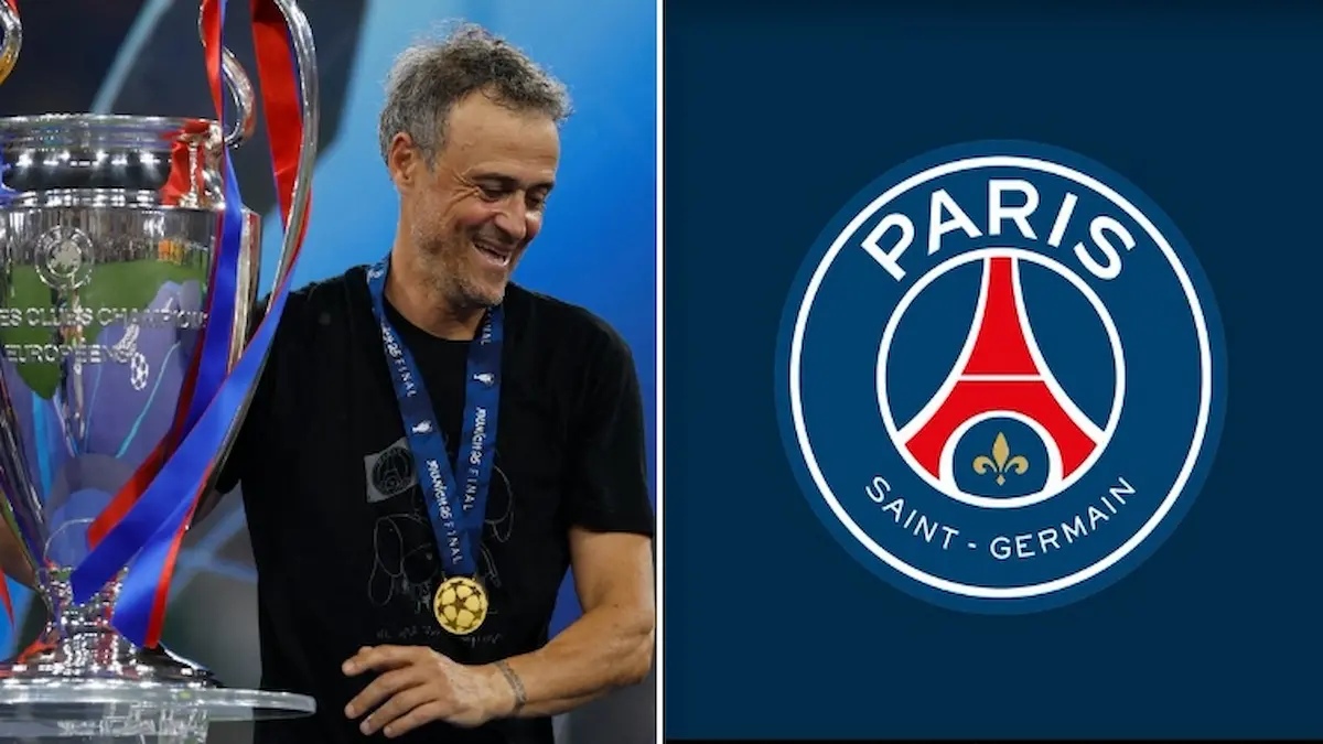 : Luis Enrique sonríe junto al trofeo de la Champions League tras ganarla con el PSG en 2025.
