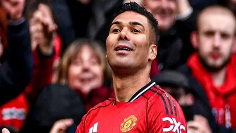 Casemiro celebra un gol con la camiseta del Manchester United en Old Trafford