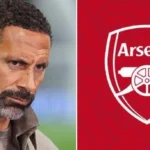 Rio Ferdinand como comentarista televisivo junto al escudo del Arsenal, en el contexto del debate sobre la jerarquía de clubes en la Premier League