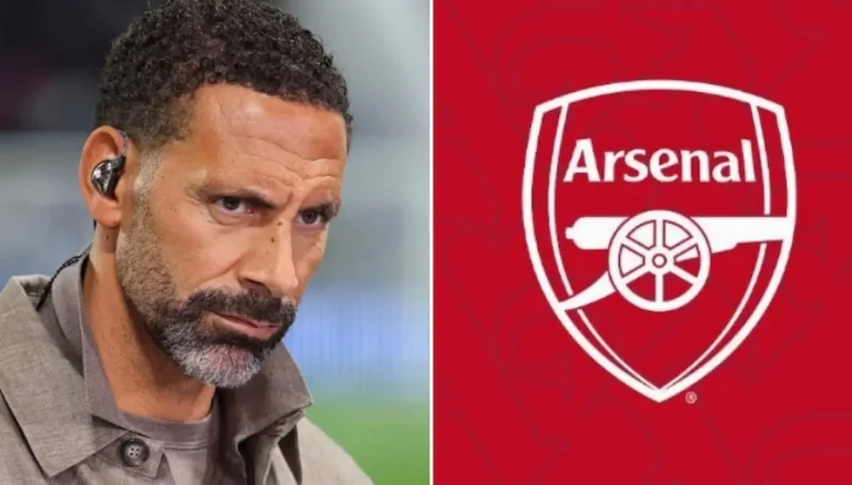 Rio Ferdinand como comentarista televisivo junto al escudo del Arsenal, en el contexto del debate sobre la jerarquía de clubes en la Premier League