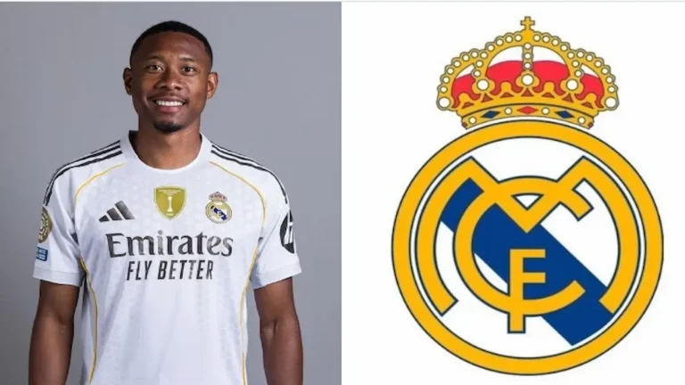 David Alaba con la camiseta del Real Madrid junto al escudo del club blanco