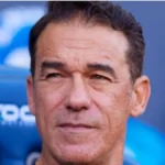 Luis García Plaza, entrenador del Sevilla FC, en el banquillo durante un partido de LaLiga 2025-26