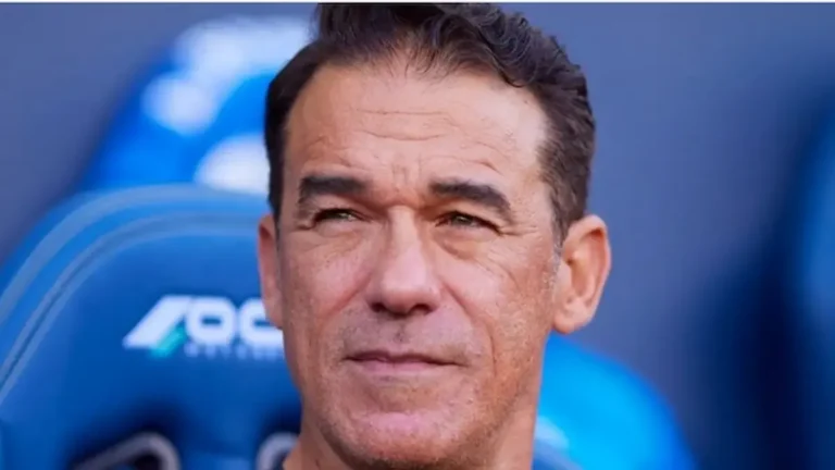 Luis García Plaza, entrenador del Sevilla FC, en el banquillo durante un partido de LaLiga 2025-26