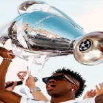 Jugador del Real Madrid levantando el trofeo de la UEFA Champions League en la celebración del título