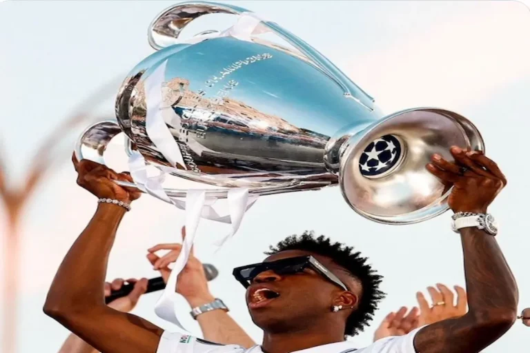 Jugador del Real Madrid levantando el trofeo de la UEFA Champions League en la celebración del título