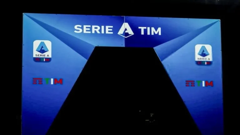 Agentes de la Guardia di Finanza durante una operación policial en Milán en 2026