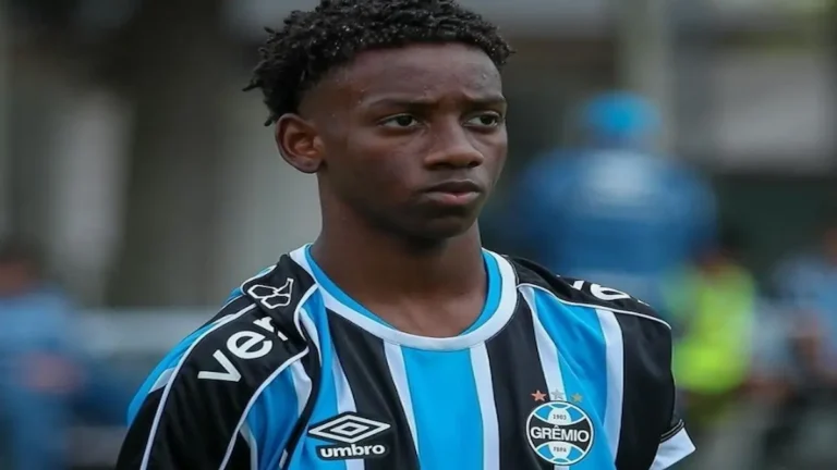 Gabriel Mec con la camiseta del Grêmio durante un partido de las categorías formativas del club brasileño