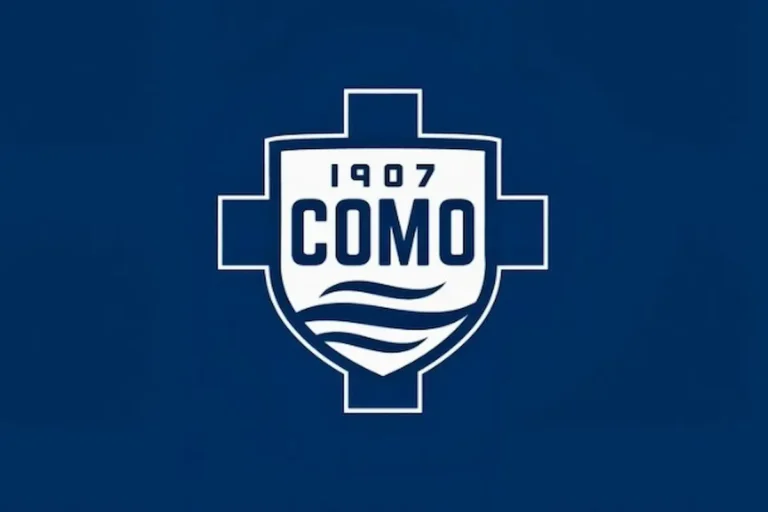 Escudo del Como 1907 sobre fondo azul corporativo Título imagen: como-1907-logo-rhude-4-fans