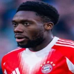 Alphonso Davies con la camiseta del FC Bayern de Múnich durante un partido de la Bundesliga