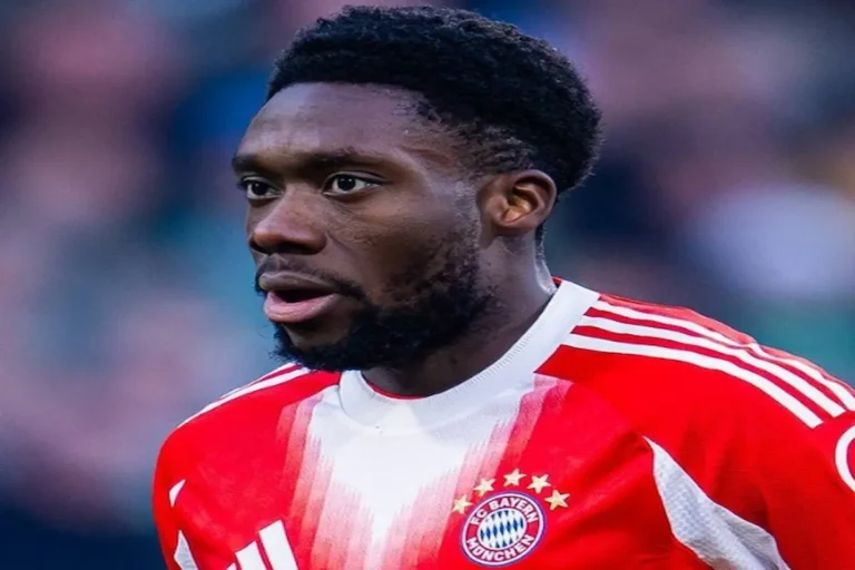 Alphonso Davies con la camiseta del FC Bayern de Múnich durante un partido de la Bundesliga