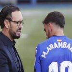 José Bordalás, entrenador del Getafe CF, dando instrucciones a un jugador del equipo azulón durante un partido de LaLiga