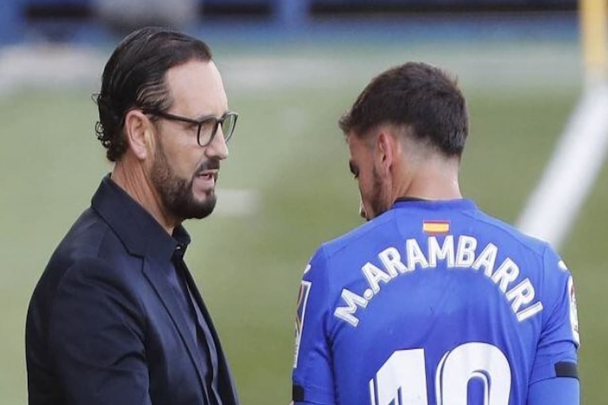 José Bordalás, entrenador del Getafe CF, dando instrucciones a un jugador del equipo azulón durante un partido de LaLiga