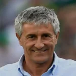 Quique Setién, exentrenador del Real Betis y FC Barcelona, sonriendo durante un acto relacionado con el fútbol de cantera