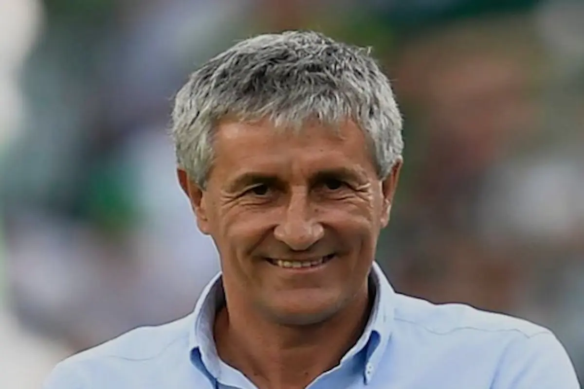 Quique Setién, exentrenador del Real Betis y FC Barcelona, sonriendo durante un acto relacionado con el fútbol de cantera