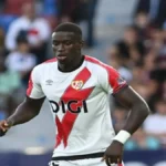 Nobel Mendy con la camiseta del Rayo Vallecano durante un partido de LaLiga en el estadio de Vallecas