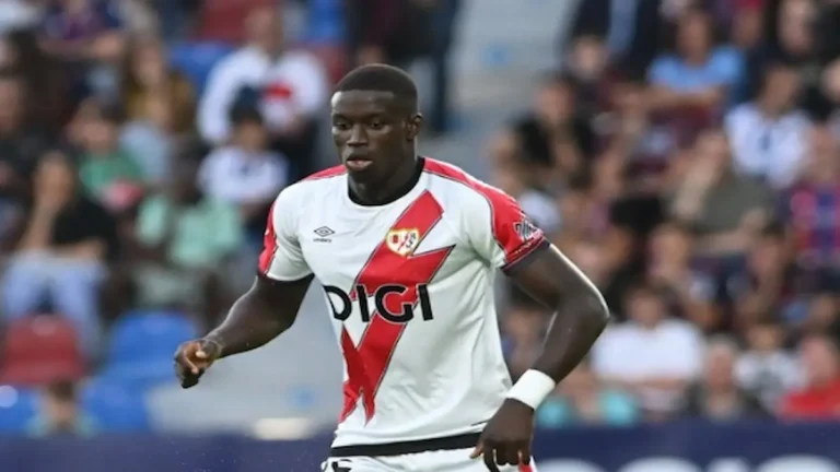 Nobel Mendy con la camiseta del Rayo Vallecano durante un partido de LaLiga en el estadio de Vallecas