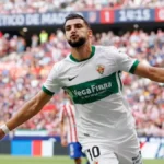Rafa Mir celebrando un gol con la camiseta del Elche CF en el estadio Cívitas Metropolitano ante el Atlético de Madrid