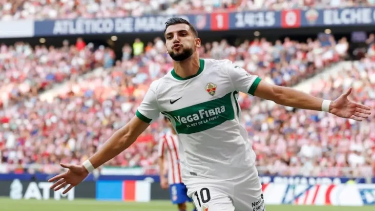Rafa Mir celebrando un gol con la camiseta del Elche CF en el estadio Cívitas Metropolitano ante el Atlético de Madrid