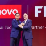 El CEO de Lenovo y el presidente de la FIFA Gianni Infantino se dan la mano en el acto de presentación de la alianza tecnológica para el Mundial 2026