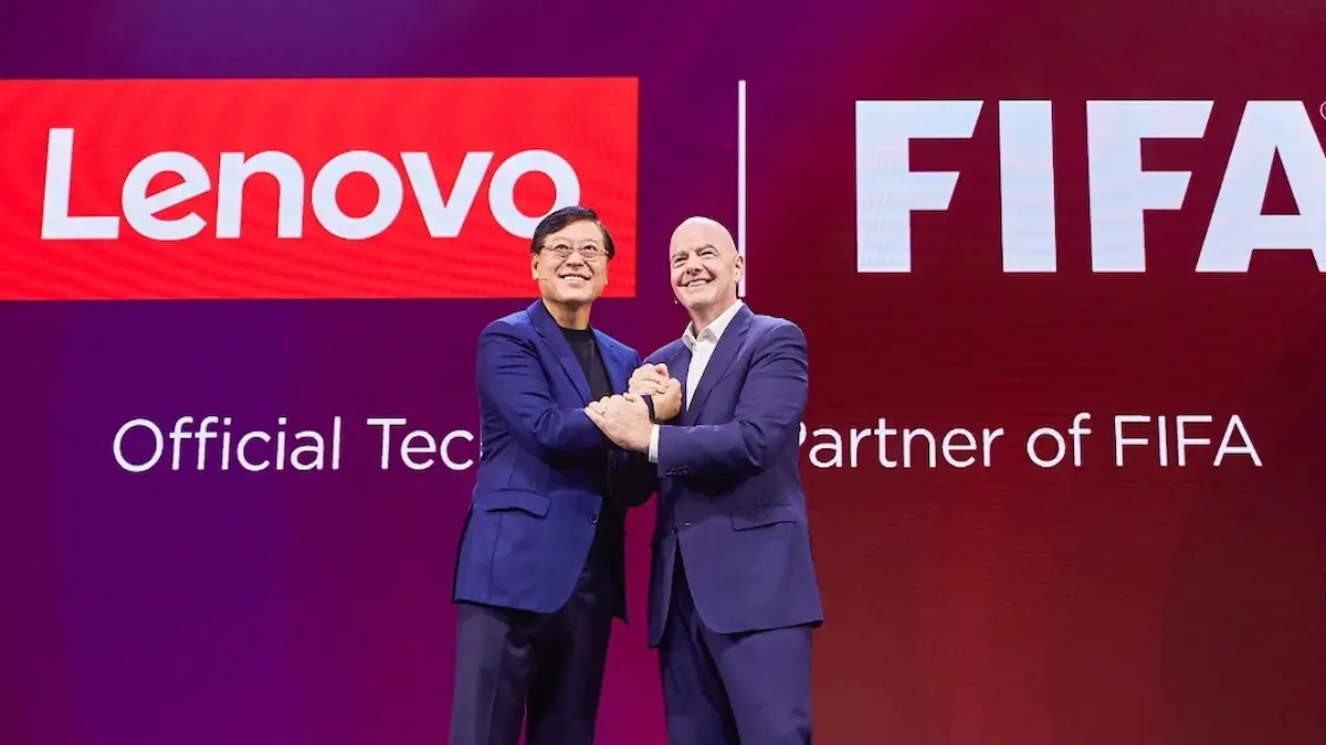 El CEO de Lenovo y el presidente de la FIFA Gianni Infantino se dan la mano en el acto de presentación de la alianza tecnológica para el Mundial 2026