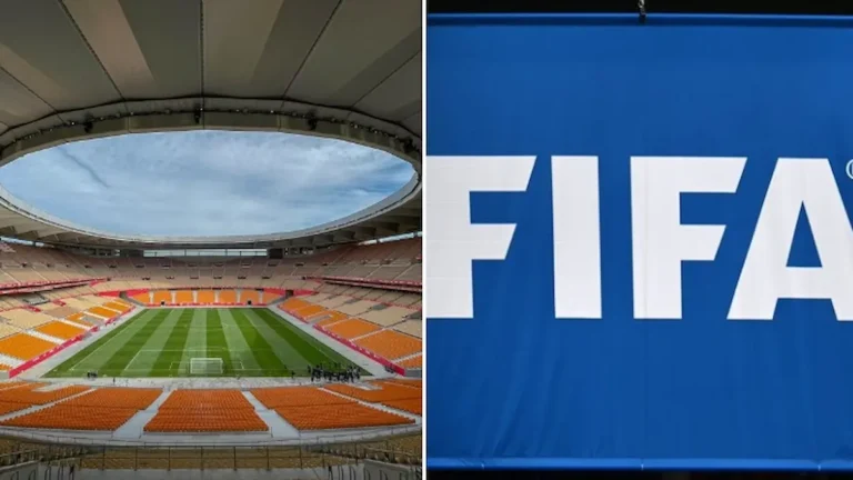 Interior del Estadio de La Cartuja de Sevilla vacío junto al logo de la FIFA, en el contexto de las exigencias para el Mundial 2030