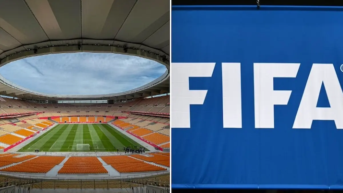 Interior del Estadio de La Cartuja de Sevilla vacío junto al logo de la FIFA, en el contexto de las exigencias para el Mundial 2030
