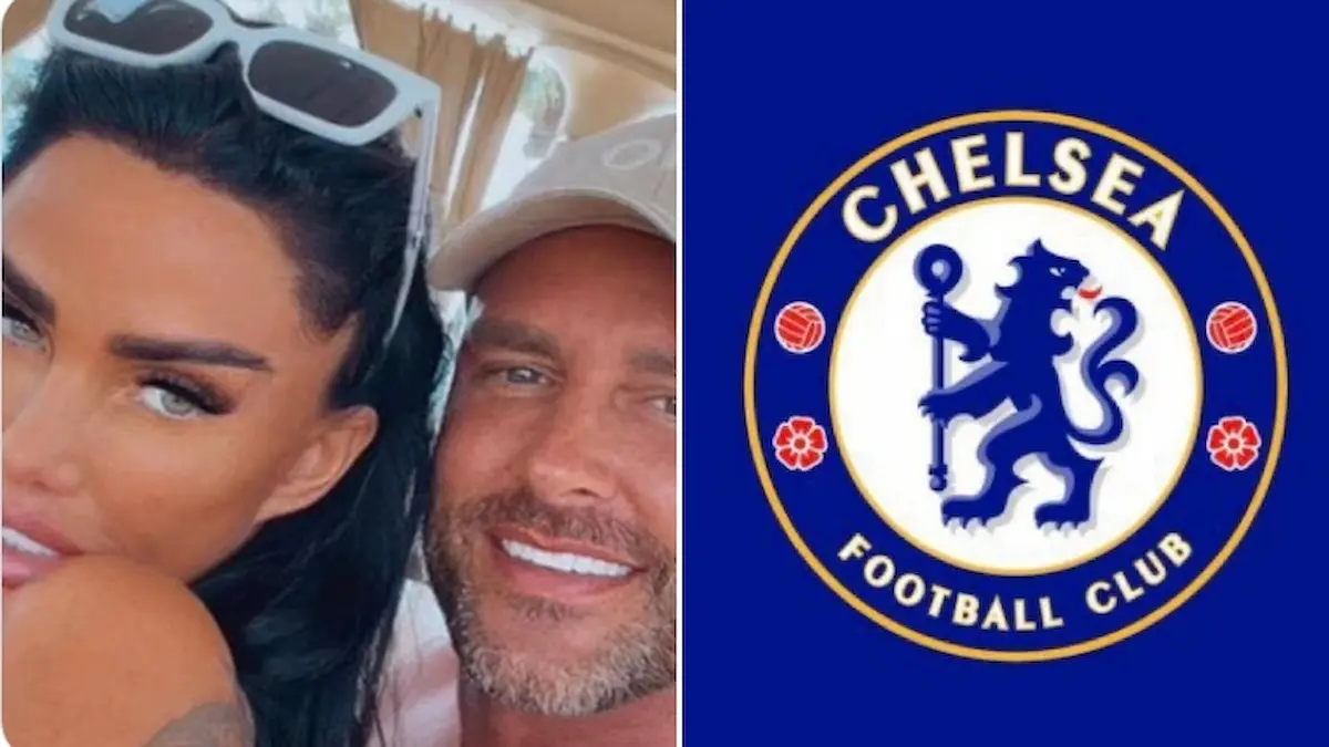 Lee Andrews y Katie Price en una foto juntos junto al escudo del Chelsea Football Club