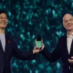 Infografía que muestra la interfaz del asistente de IA de la FIFA analizando métricas de movimiento de jugadores en un campo de fútbol digital.