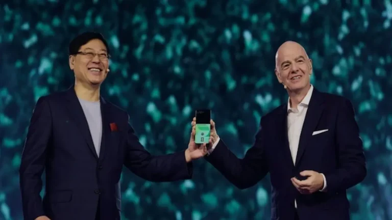 Infografía que muestra la interfaz del asistente de IA de la FIFA analizando métricas de movimiento de jugadores en un campo de fútbol digital.