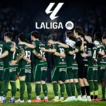 Plantilla del Real Racing Club de Santander formada en el campo con el logo de LaLiga EA Sports al fondo