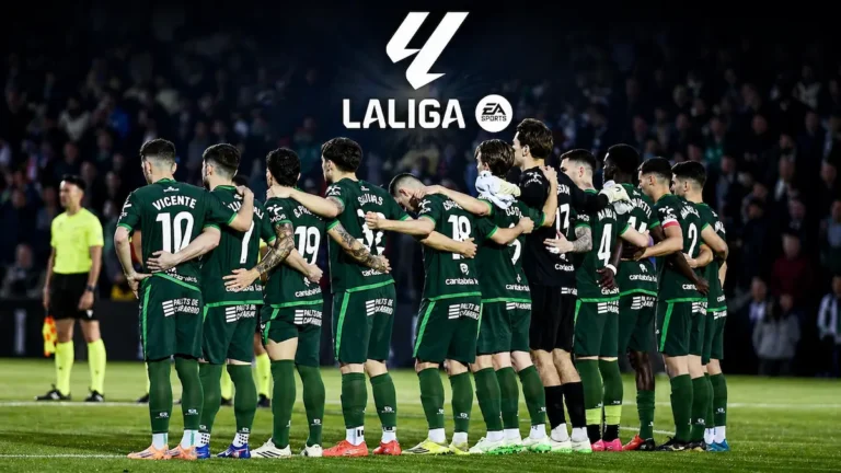 Plantilla del Real Racing Club de Santander formada en el campo con el logo de LaLiga EA Sports al fondo